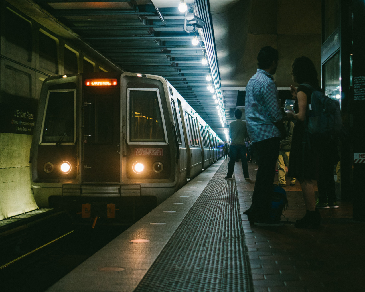 Use metro. Поезд метро. Вагон метро. Люди в метро. Ехать на метро.