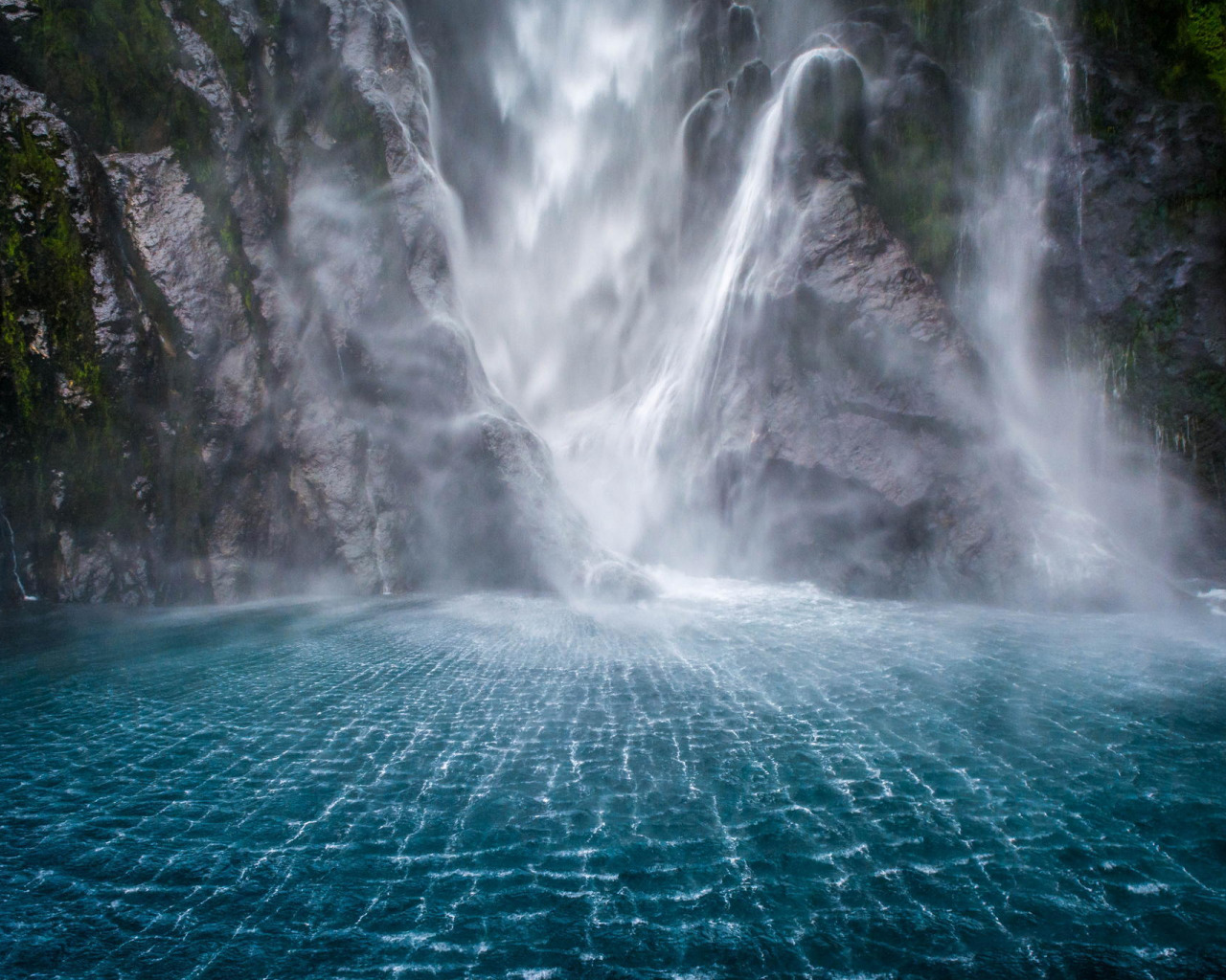 Милфорд саунд водопады. Волшебный водопад. Красивые картинки. Фон водопад. Реалми видео обои