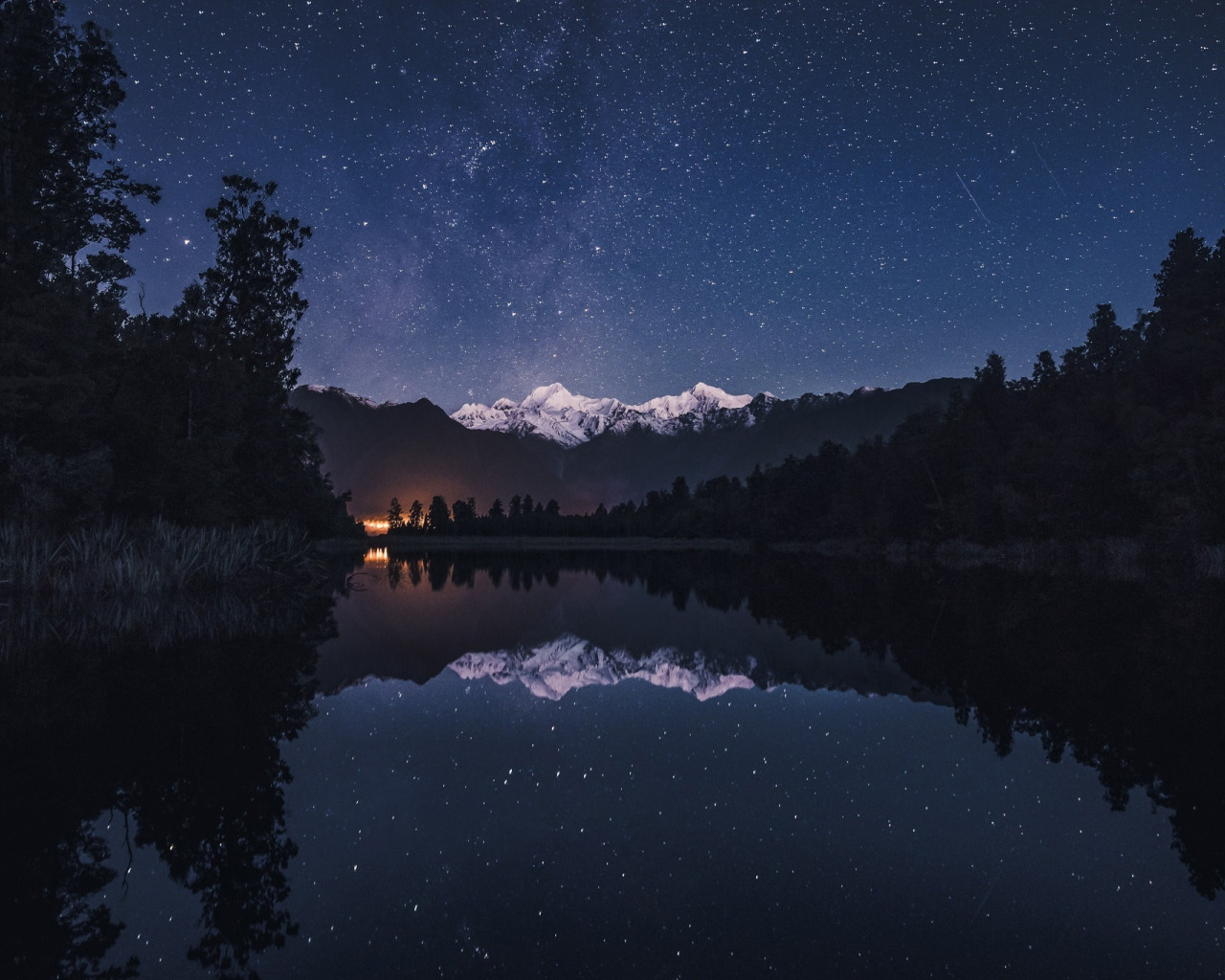Ночь озеро звезды. Новозеландия звезды озеро. Ночное озеро. Озеро ночью. Красивое ночное озеро.