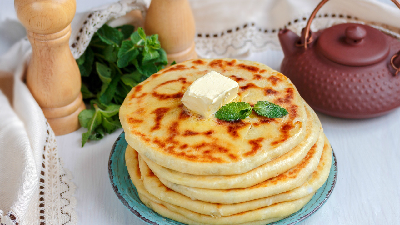 Лепешки с сыром на сухой сковороде. Сырная лепешка. Лепешка с сыром и зеленью.