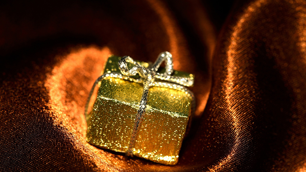 Сюрпризов и удачу. Красивое золото. Макросъемка ювелирных изделий. Золото и драгоценные камни.