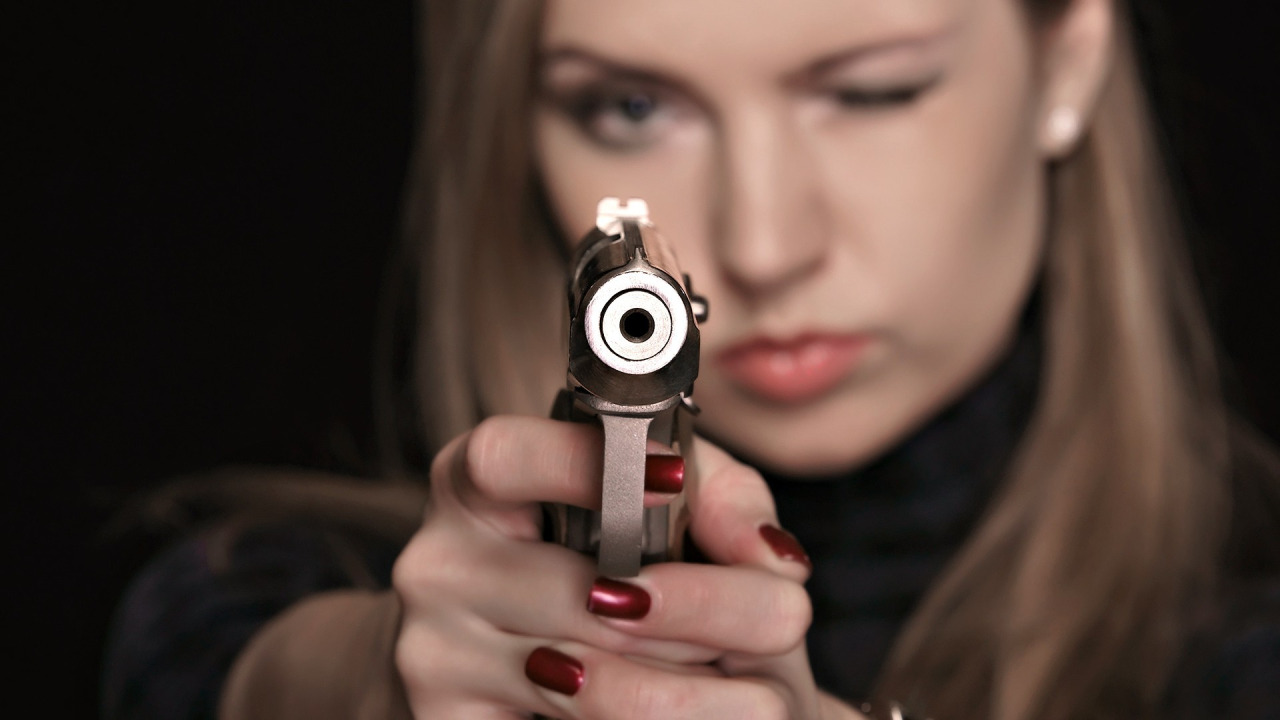 Угрожал девушке пистолетом. Девушка с оружием. Дуло пистолета. Женская рука с пистолетом. Фотосессия с пистолетом.