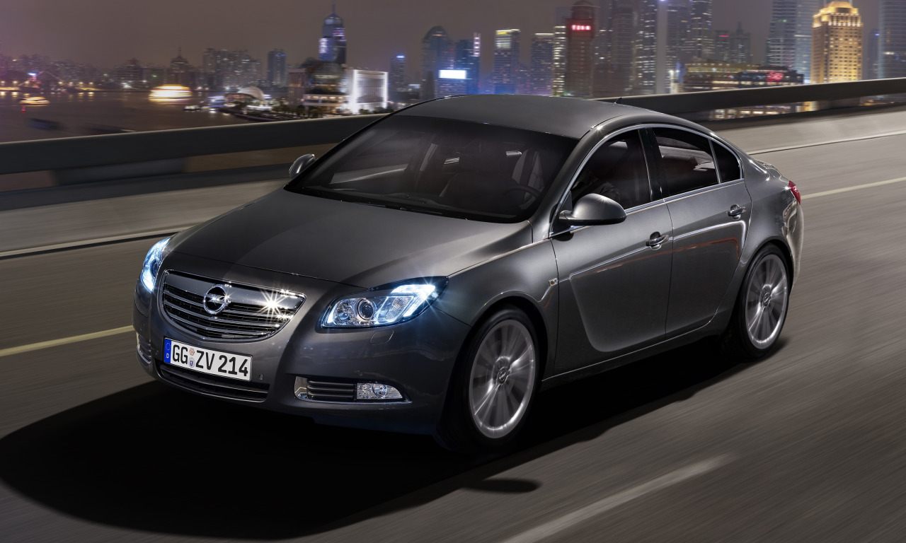 Opel Insignia 2. Опель Инсигния ночью.