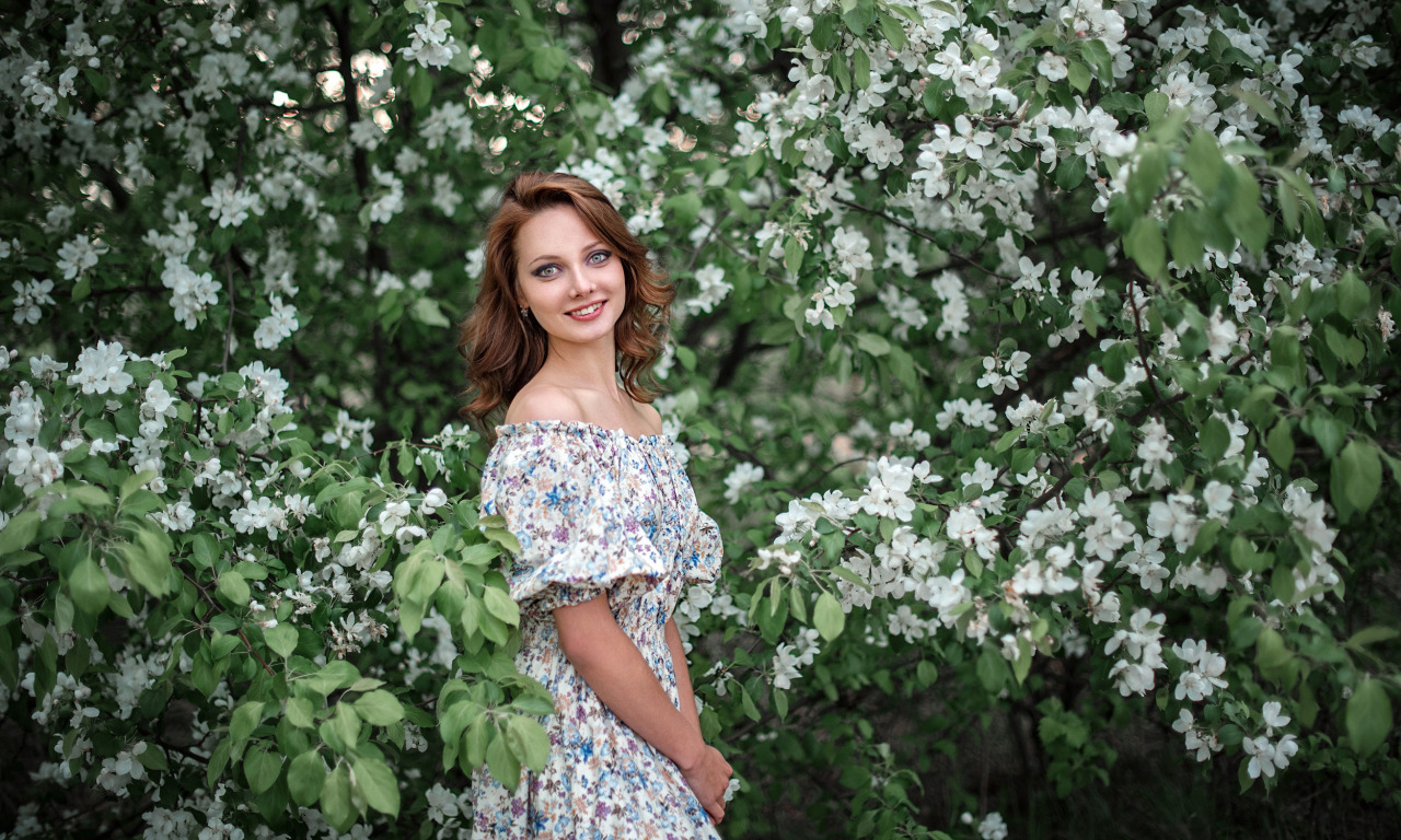 взгляд, листья, деревья, цветы, ветки, поза, улыбка, модель