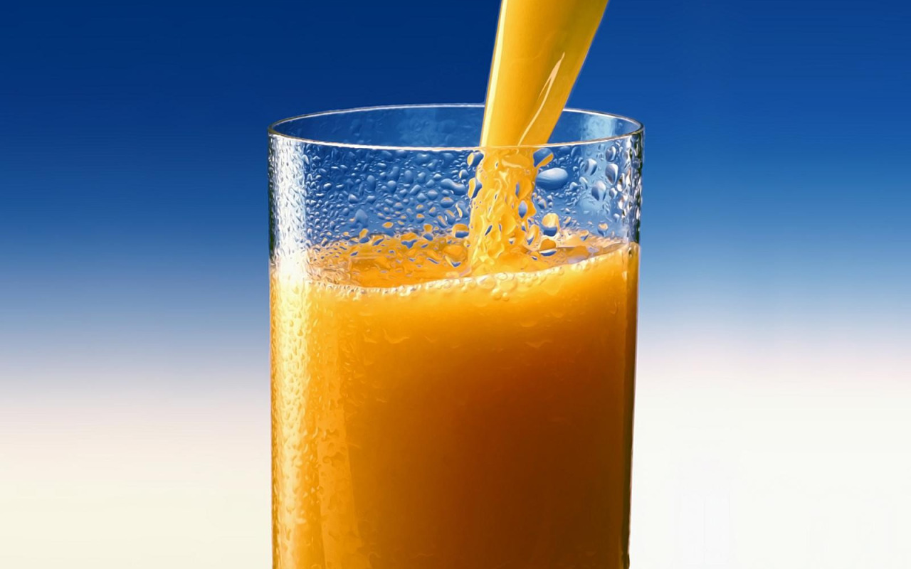 Апельсиновый сок на черном фоне