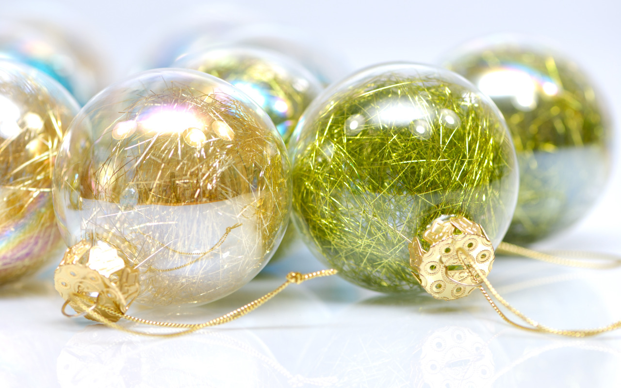 Прозрачная елочная игрушка шар. Новогодние шары. Стеклянные шары на елку. Новогодний шар. Зеленые новогодние шары.