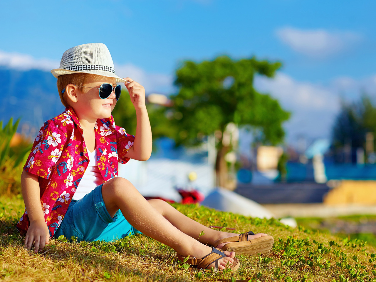 Заботливое лето. Лето дети. Дети и природа. Мальчик в солнечных очках. Лето солнце дети.