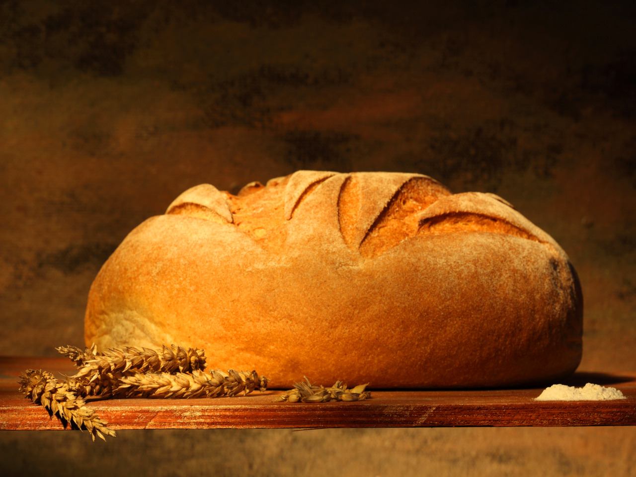 На столе лежит хлеб