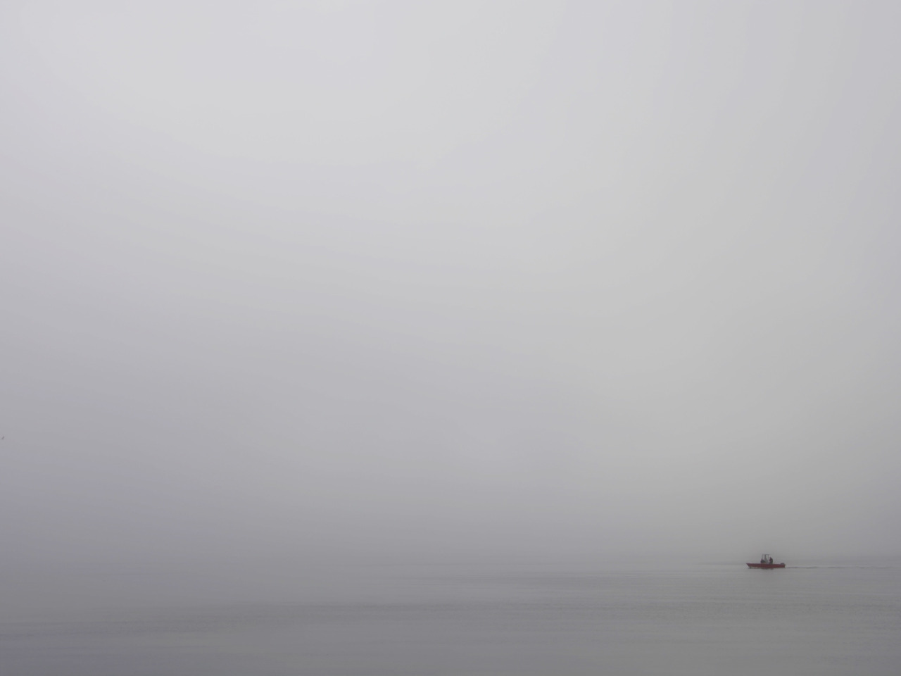 Море туман стихи. Море туман корабль. Корабль в тумане. Море в тумане. Сильный туман на море.
