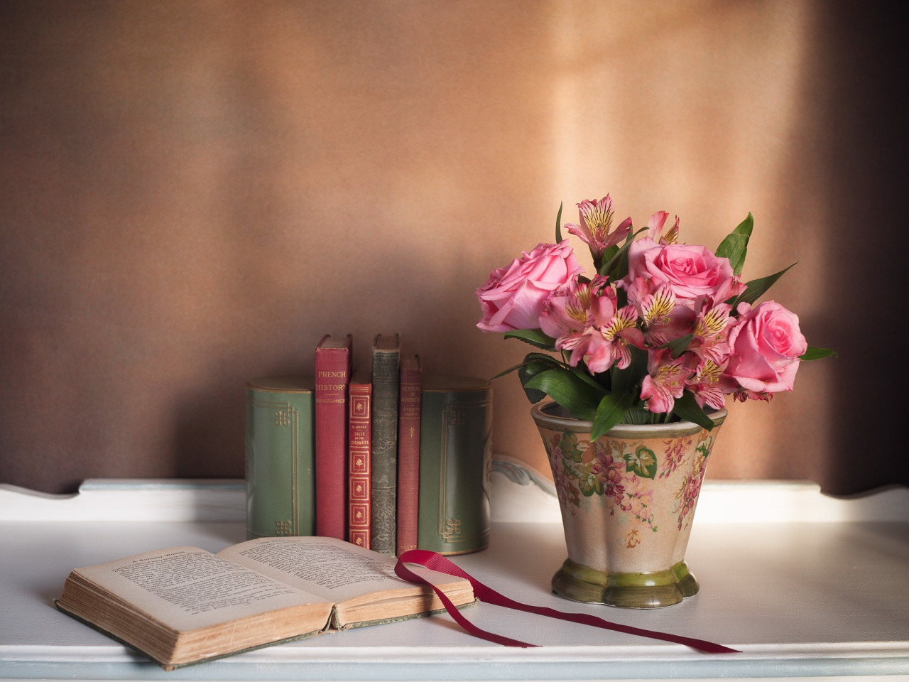 Весенний книжный букет. Книга цветы. Книжный букет. Цветы в библиотеке.