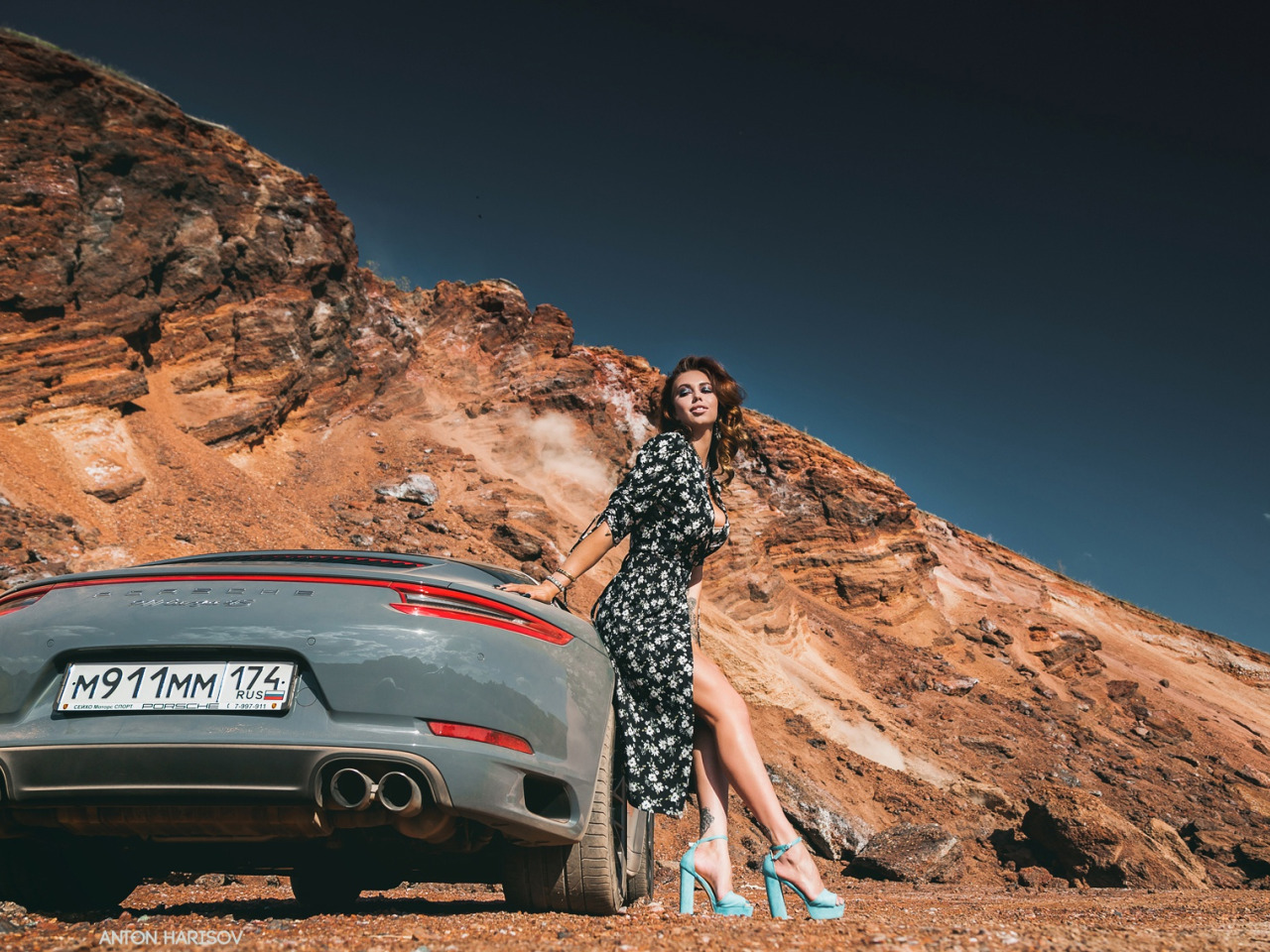 Поза фольксваген. Девушка с машиной в пустыне. Девушка на машине у моря. Фотосессия у машины пустыня. Девушка машина горы.