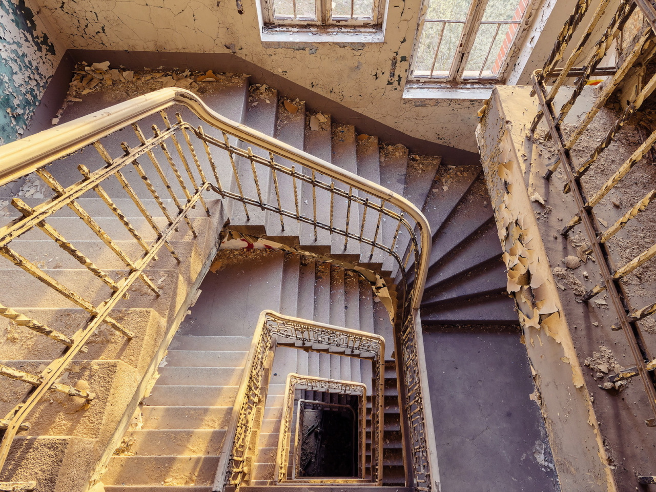 Лестница с дырками. Старинный лифт лестница. Дыра в лестнице. Руины лестница.