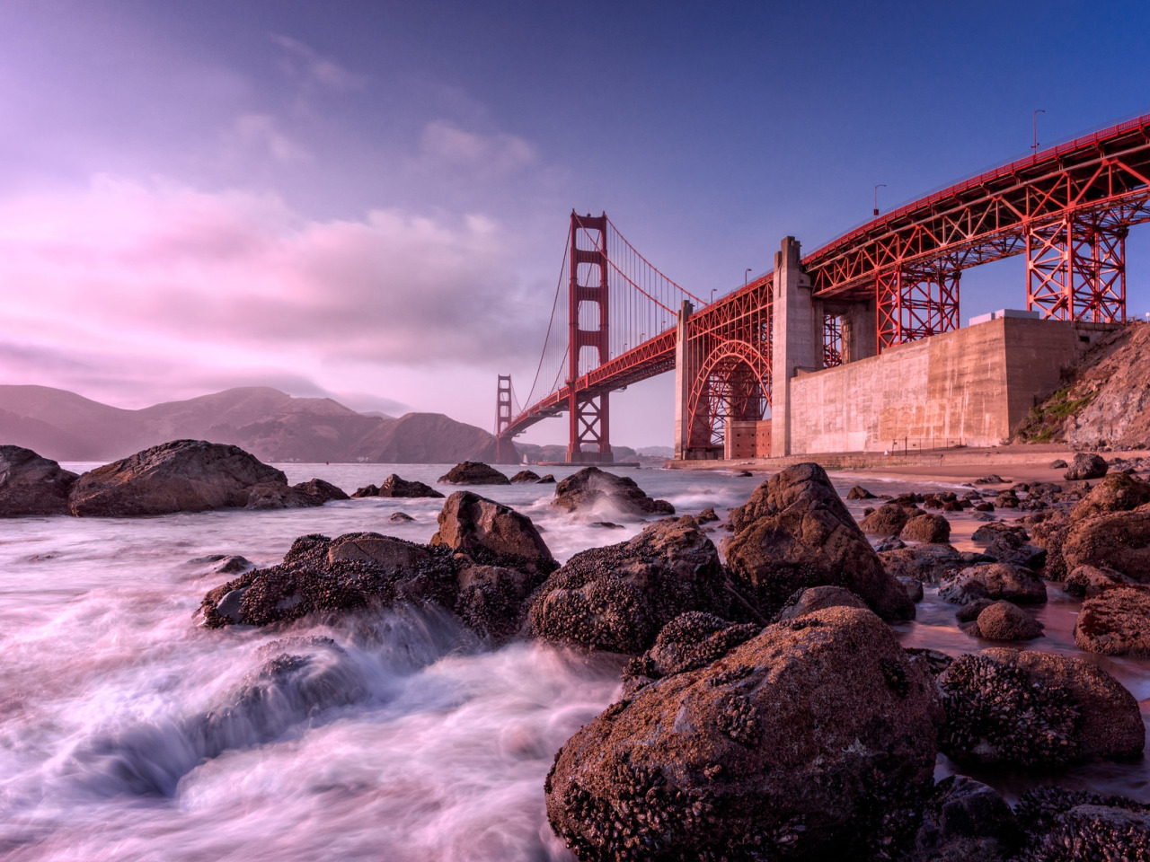 Сан франциско какой океан. Сан Франциско. Мост с камнями. Волны под мостом. Заставка Калифорния.