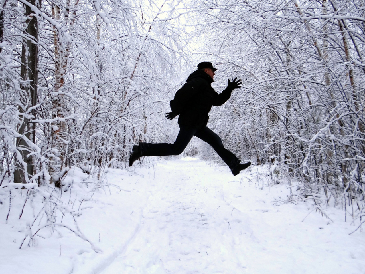 Мужчина в снегу. Снежный человек в лесу. Парень на фоне снега. Мужчина в Снежном лесу.