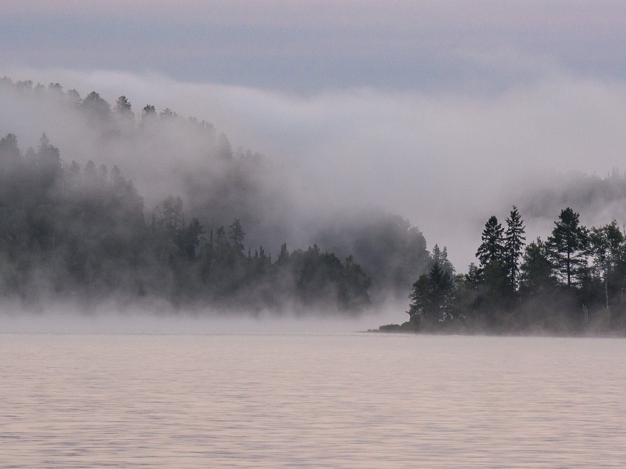 Сизая пелена. Густой туман. Густой туман над озером. Густой туман фото. Мистический туман над водой.