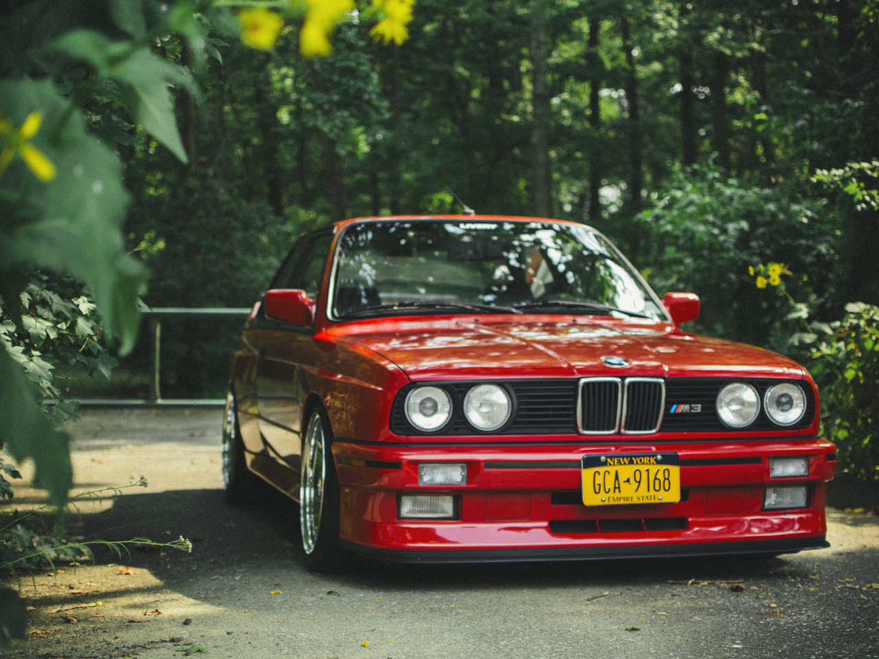 BMW e30 красная