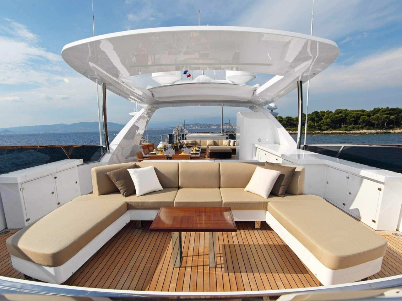 Luxury инструкция. Benetti 132. Benetti Luxury Yacht Interior. Яхта Benetti Classic. Яхта Майбах.
