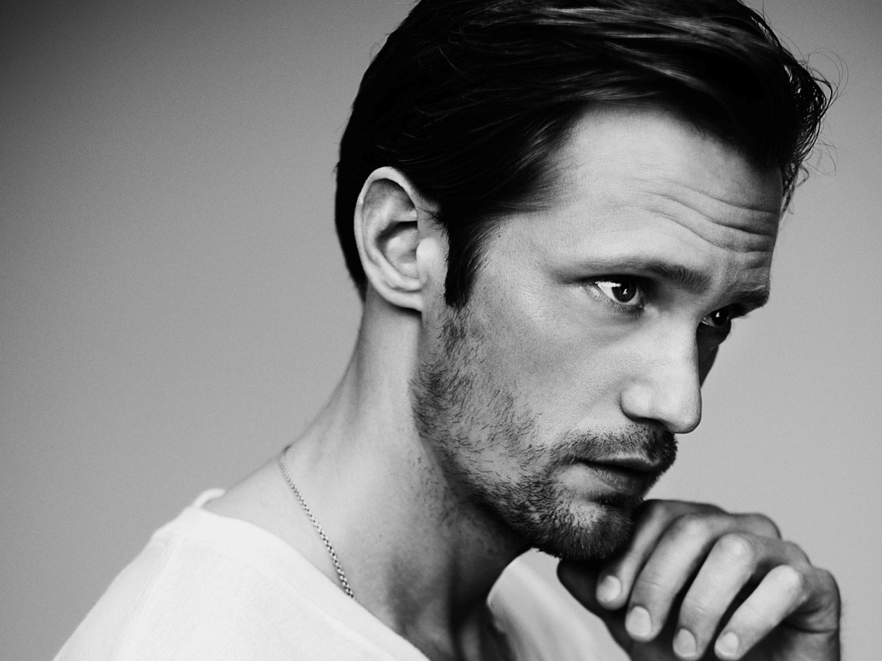 Черно белая картинка мужчины. Alexander Skarsgard обои.