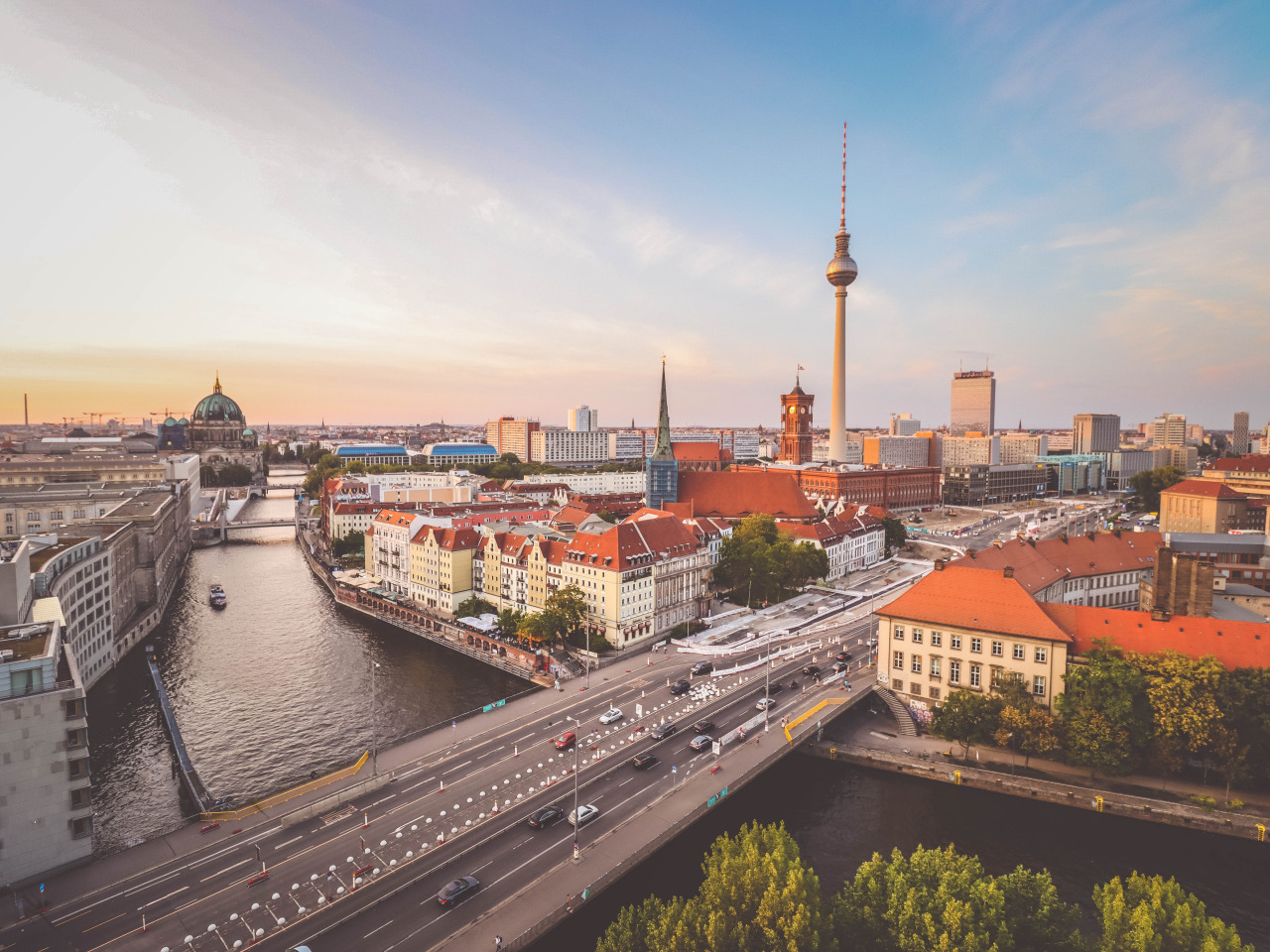 Über berlin. Берлин столица Германии. Германия Берлин центр. Пейзажи Берлина. Германия Берлин фото.