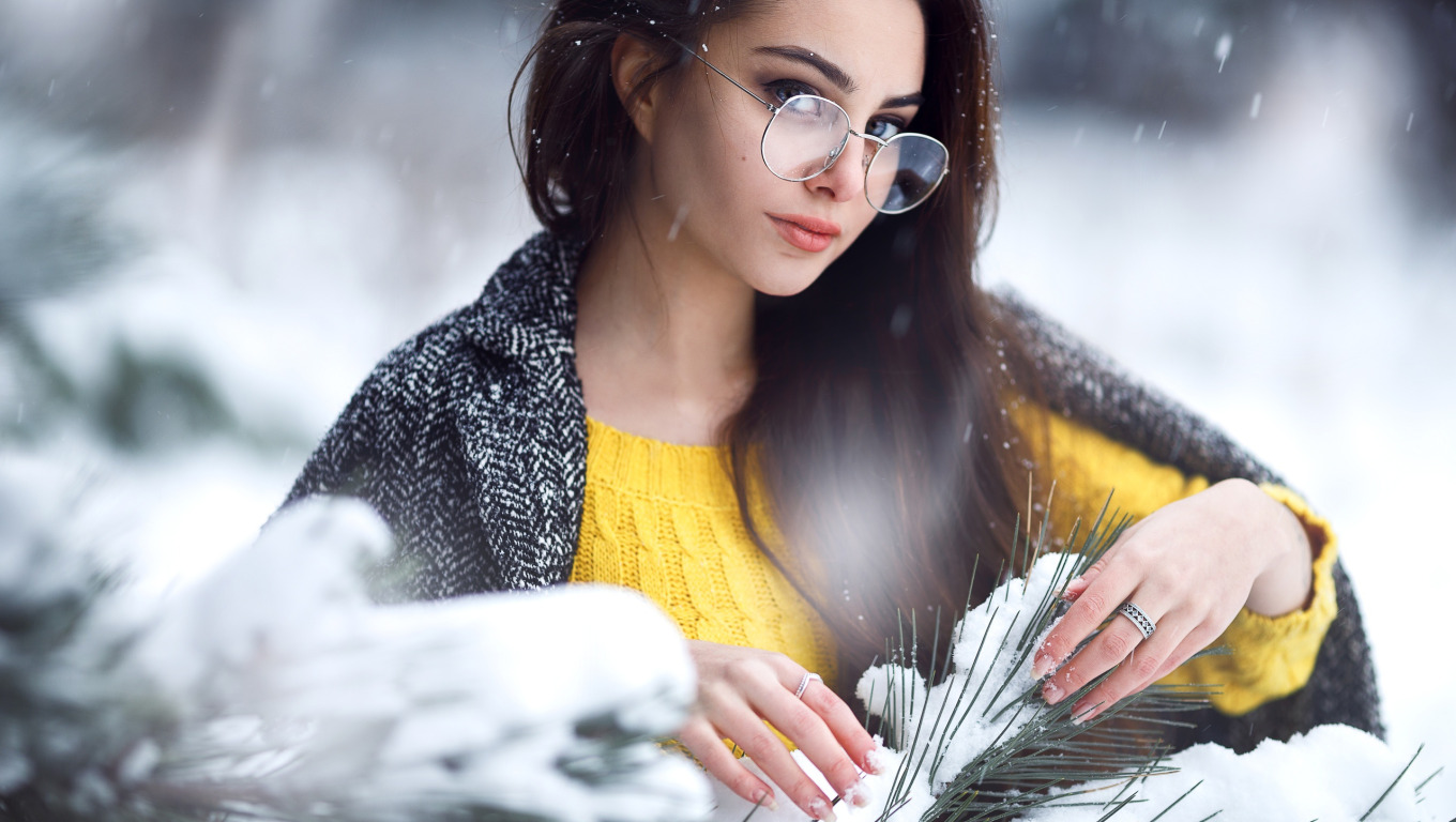 Winter eyes. Девушка зима. Брюнетка зима снег. Красивые девушки в очках. Девушка зима обои.