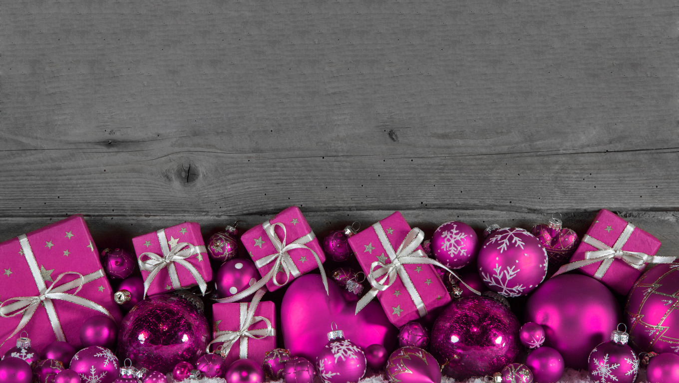 A christmas gift from bob. Новый год розовый фон. Новогодние подарки фиолетовый фон. Новогодние игрушки цвета фуксии. Фуксия новый год фон.
