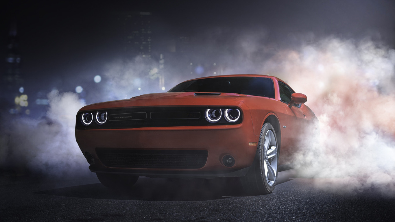 Скачать обои Красный, Авто, Дорога, Ночь, Дым, Машина, Dodge, Challenger,  раздел dodge в разрешении 1366x768