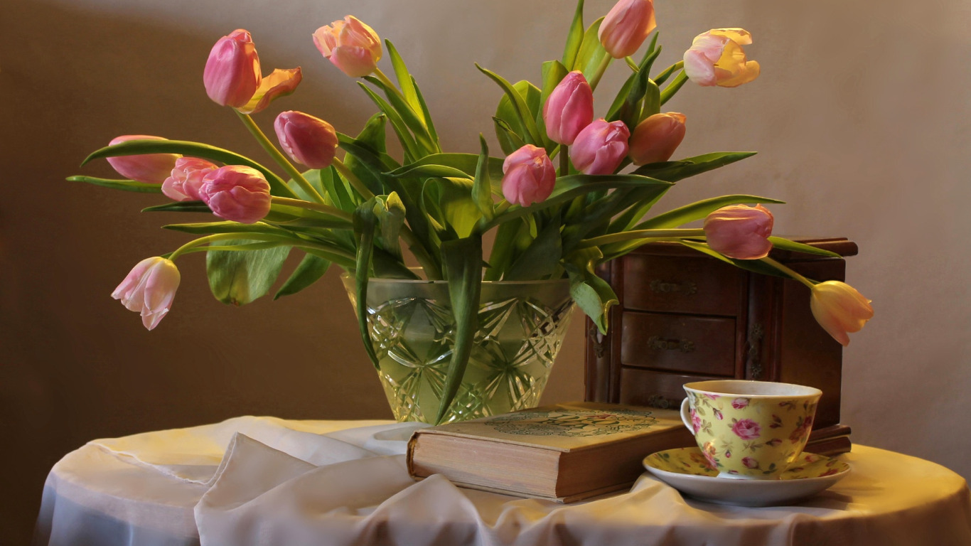 Розы и тюльпаны в одной вазе. Тутунов цветы тюльпаны. Натюрморт с весенними цветами. Букет тюльпанов в вазе. Натюрморт тюльпаны в вазе.