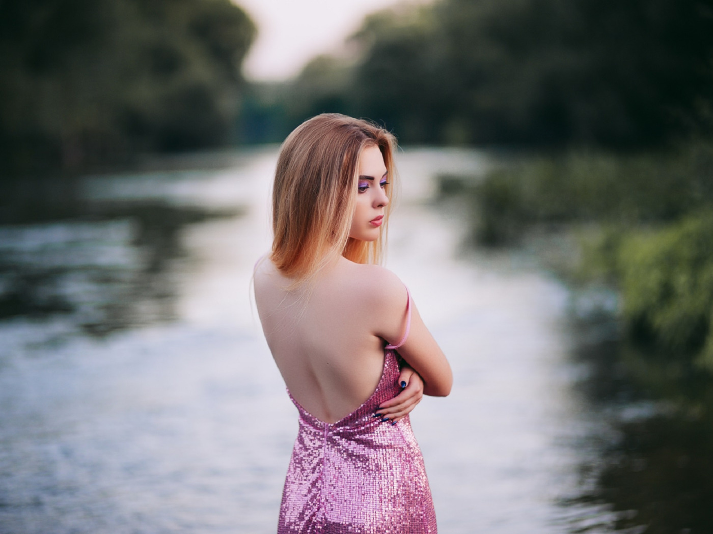 Девушка боком. Русские девушки на природе. Девушка у реки со спины. Красивые девушки река