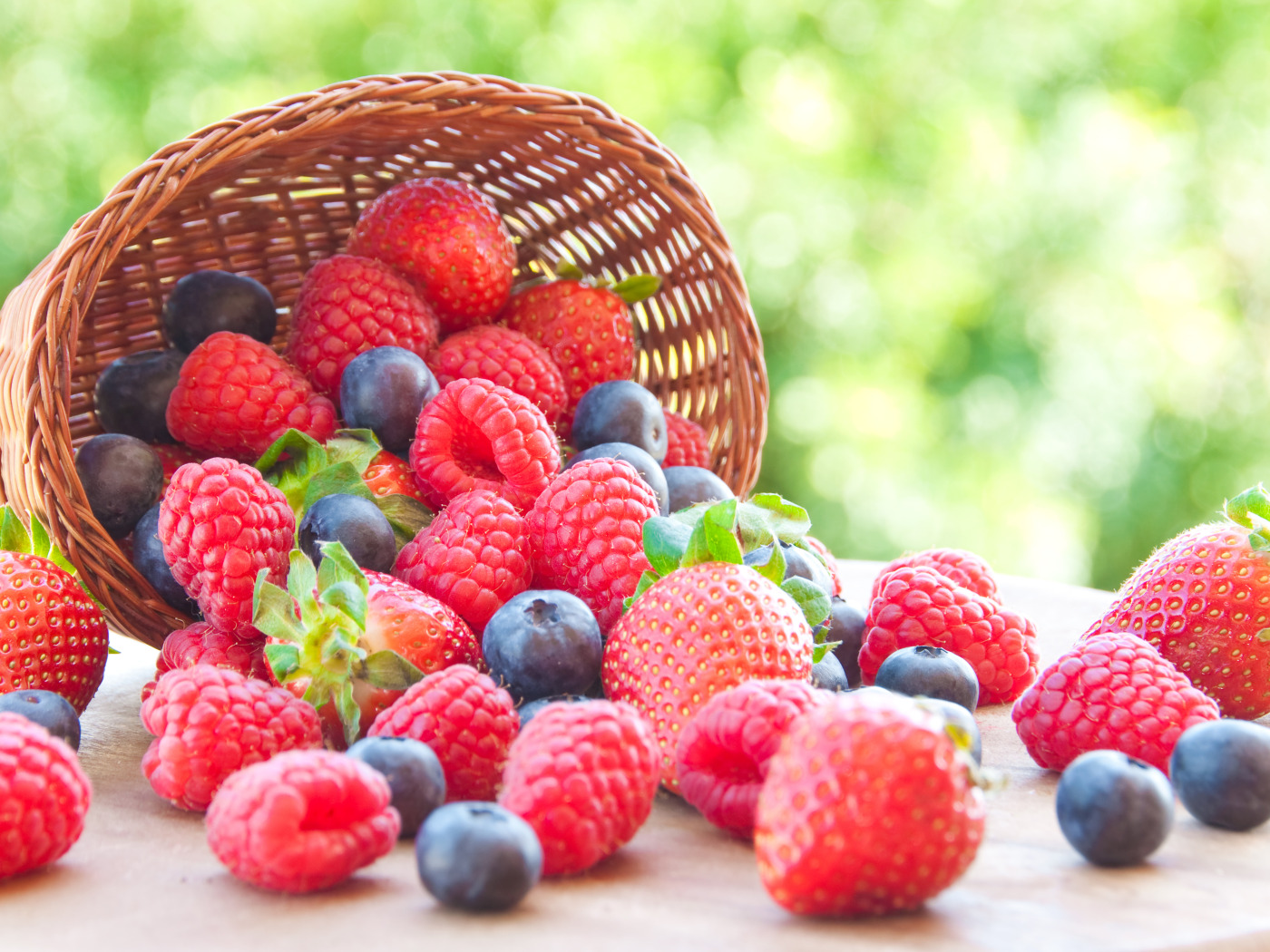 Скачать обои ягоды, малина, черника, клубника, корзинка, fresh, strawberry,  blueberry, раздел еда в разрешении 1400x1050