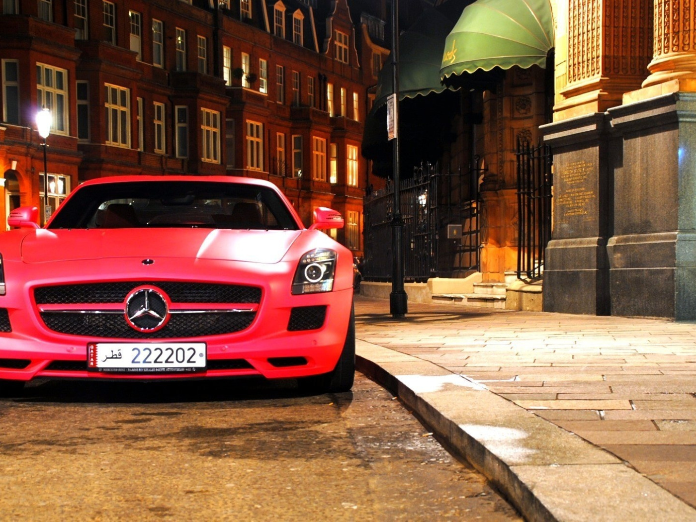 Mercedes Benz SLS AMG розовая