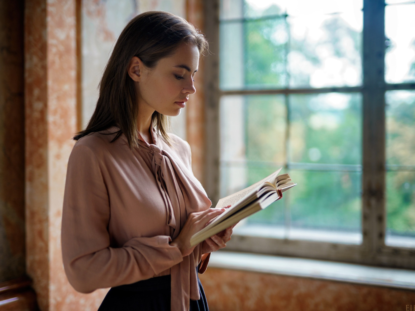 Девушек перевожу. Девушка с книгой у окна. Женщина в окне книга. Умная красавица. Фотосессия с книгой у окна.