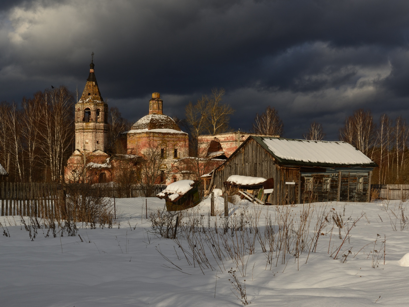 Старый домик у церкви. Елюнино храм Ивановская область. Парское Ивановская область храм. Ивановская область глубинка. Храм в глубинке.