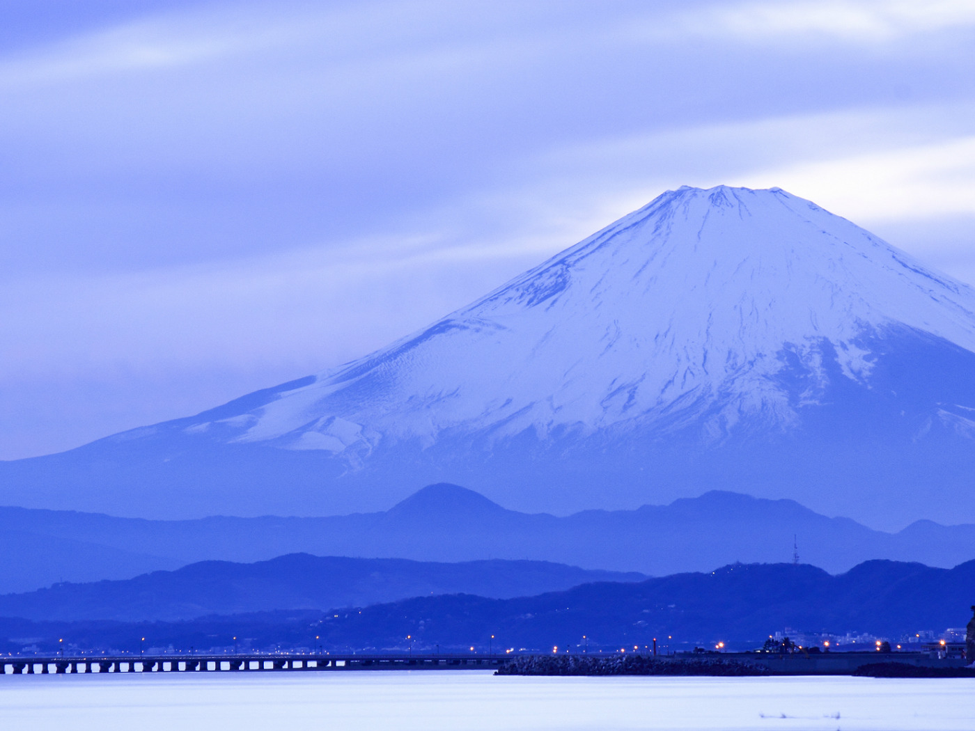 Остров хонсю 5 букв сканворд. Гора Фудзияма в Японии. Остров Хонсю Япония. 9. Гора Фудзи (остров Хонсю). Япония фон.