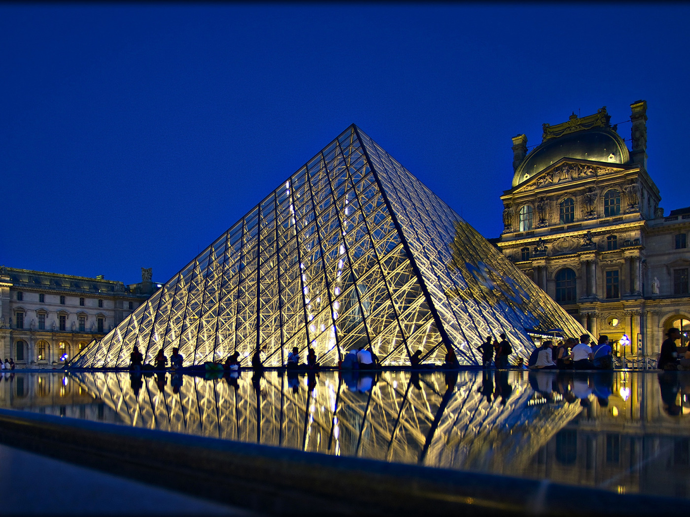 3 достопримечательности франции. Достопримечательности Франции Лувр. Лувр пирамида. Франция дворец Лувр обои. Пузырьковый дворец Париж Франция.