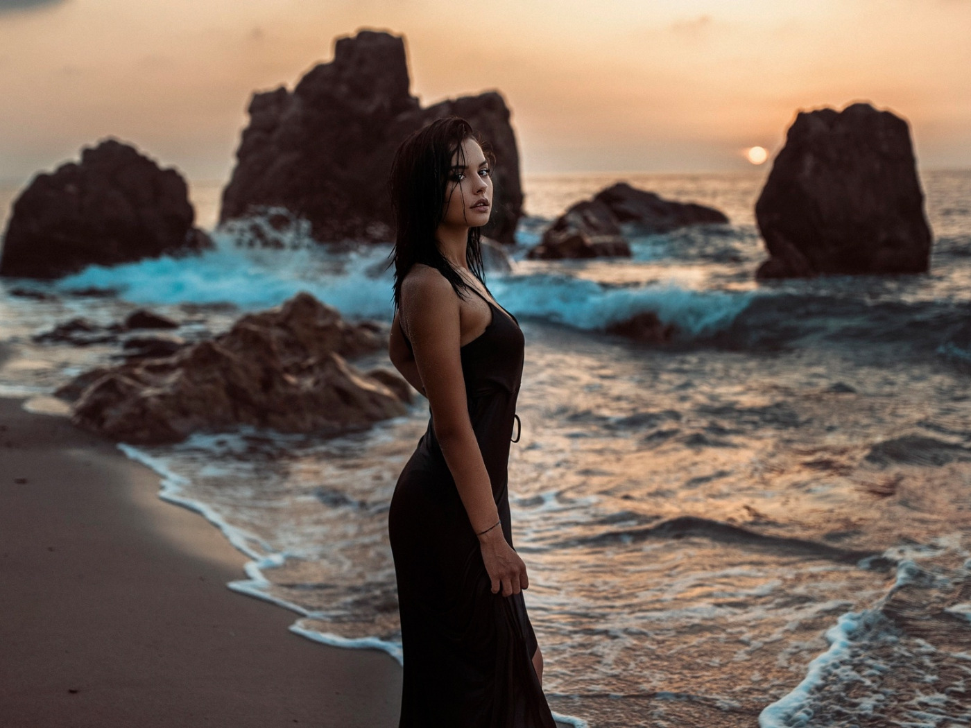 Саша Князева. Фотосессия на море в платье. Брюнетка на море. Девушка на берегу моря.