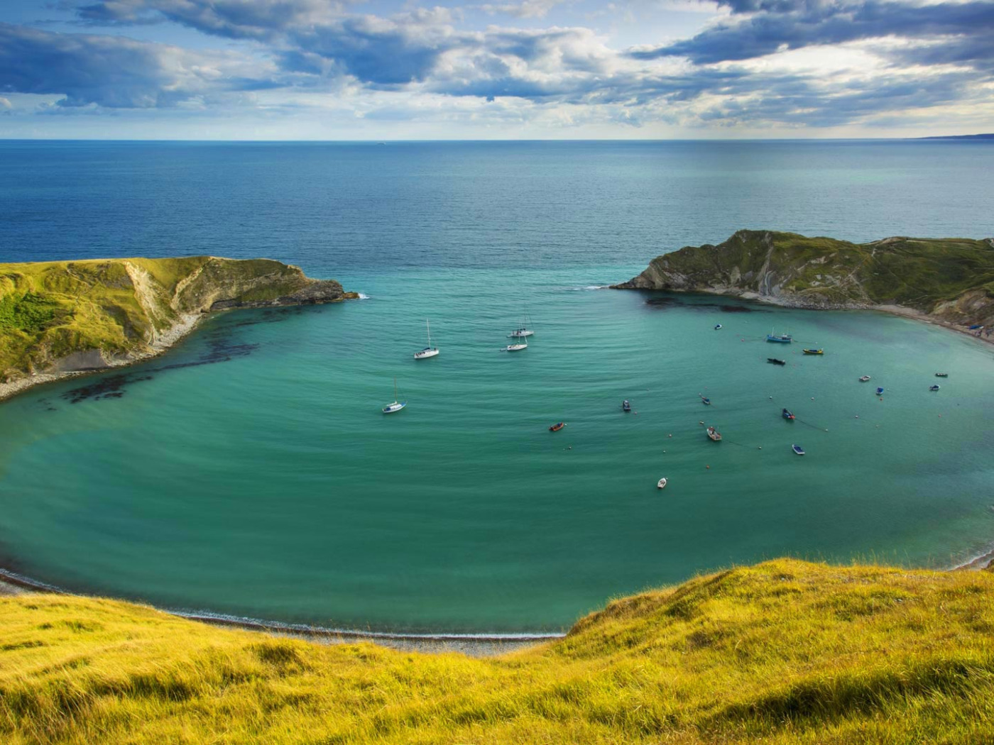 Море в англии. Cove. Jersey Island in the English channel.