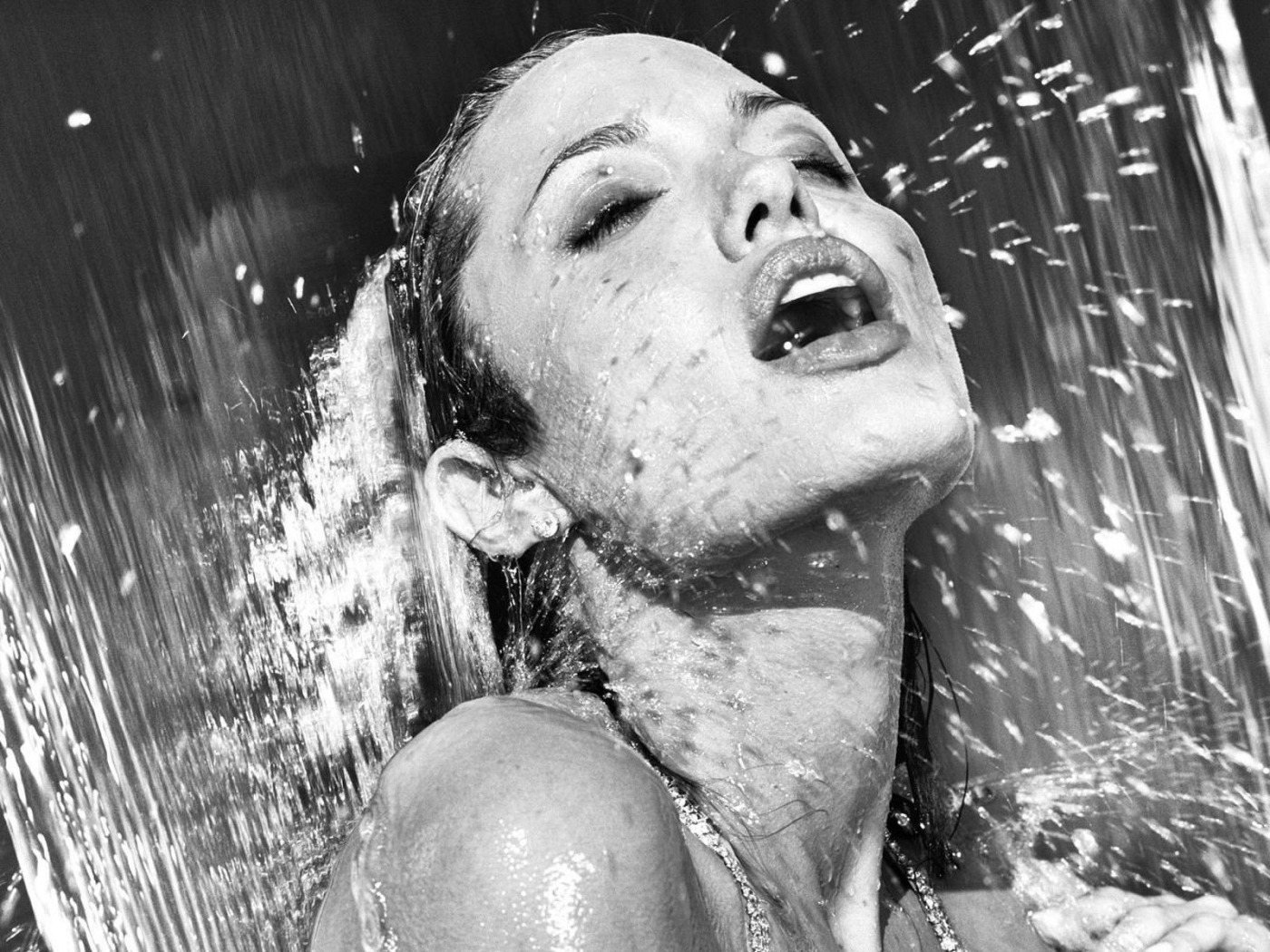 Девушка после воды. Анджелина Джоли в душе. Красивые девушки в душе.