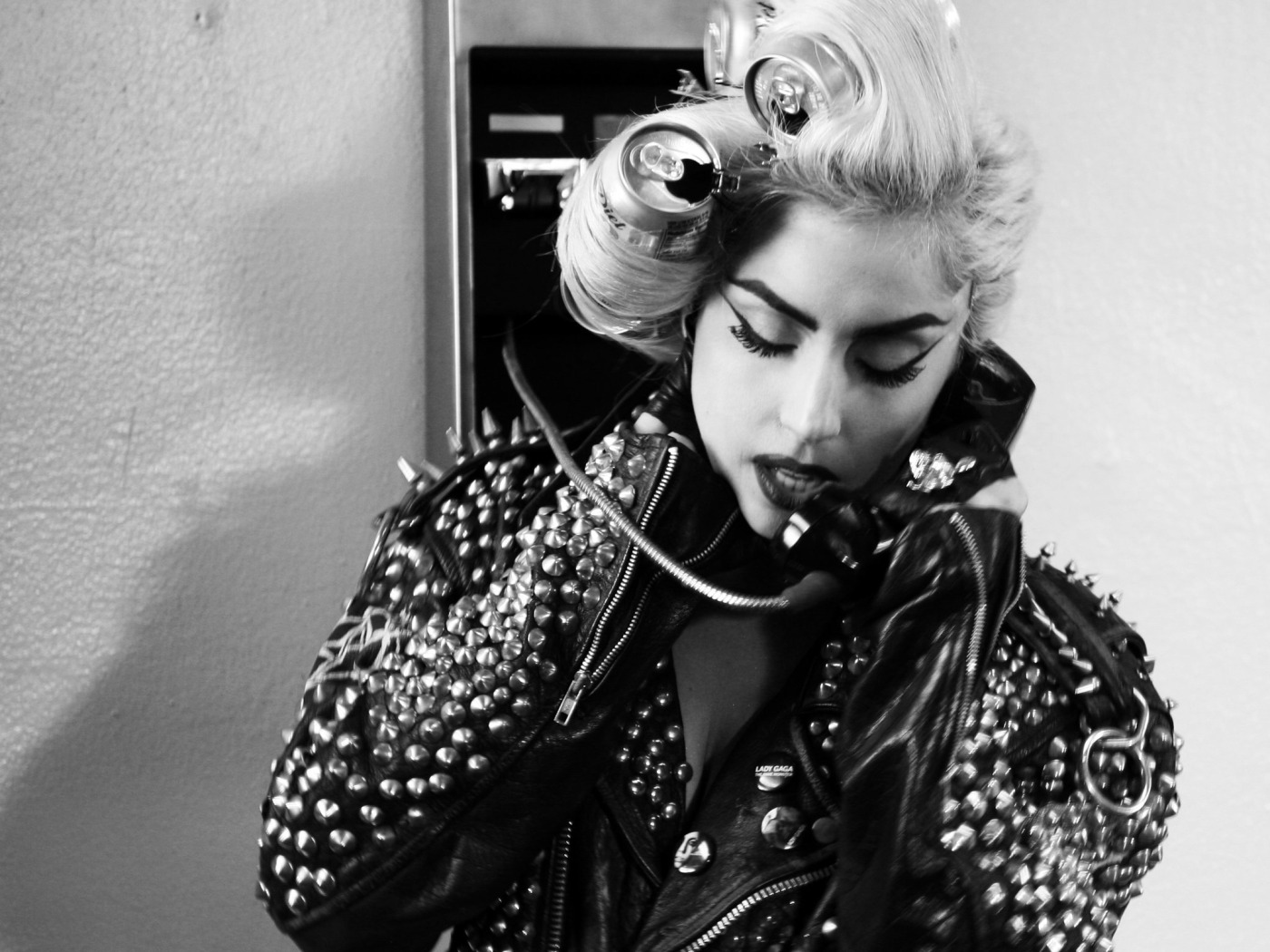 Леди гага и диджей. Леди Гага. Telefon Lady Gaga. Lady Gaga telephone. Леди Гага прически.