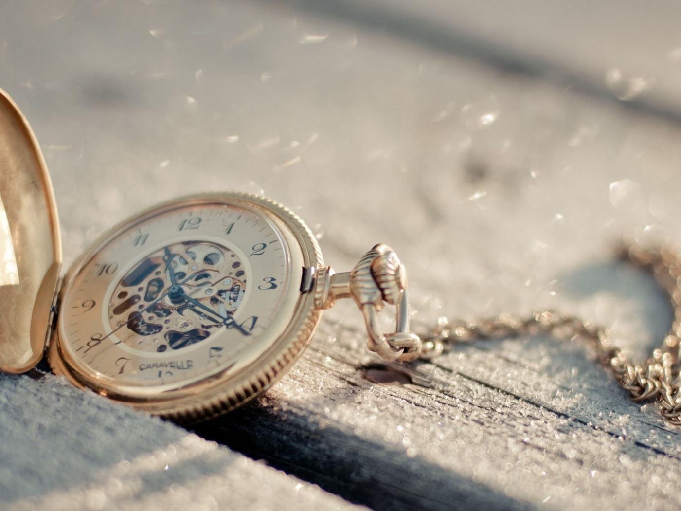 разбитые часы. старые сломанные часы. разбитые часы. сломанные часы. сломанные наручные часы.