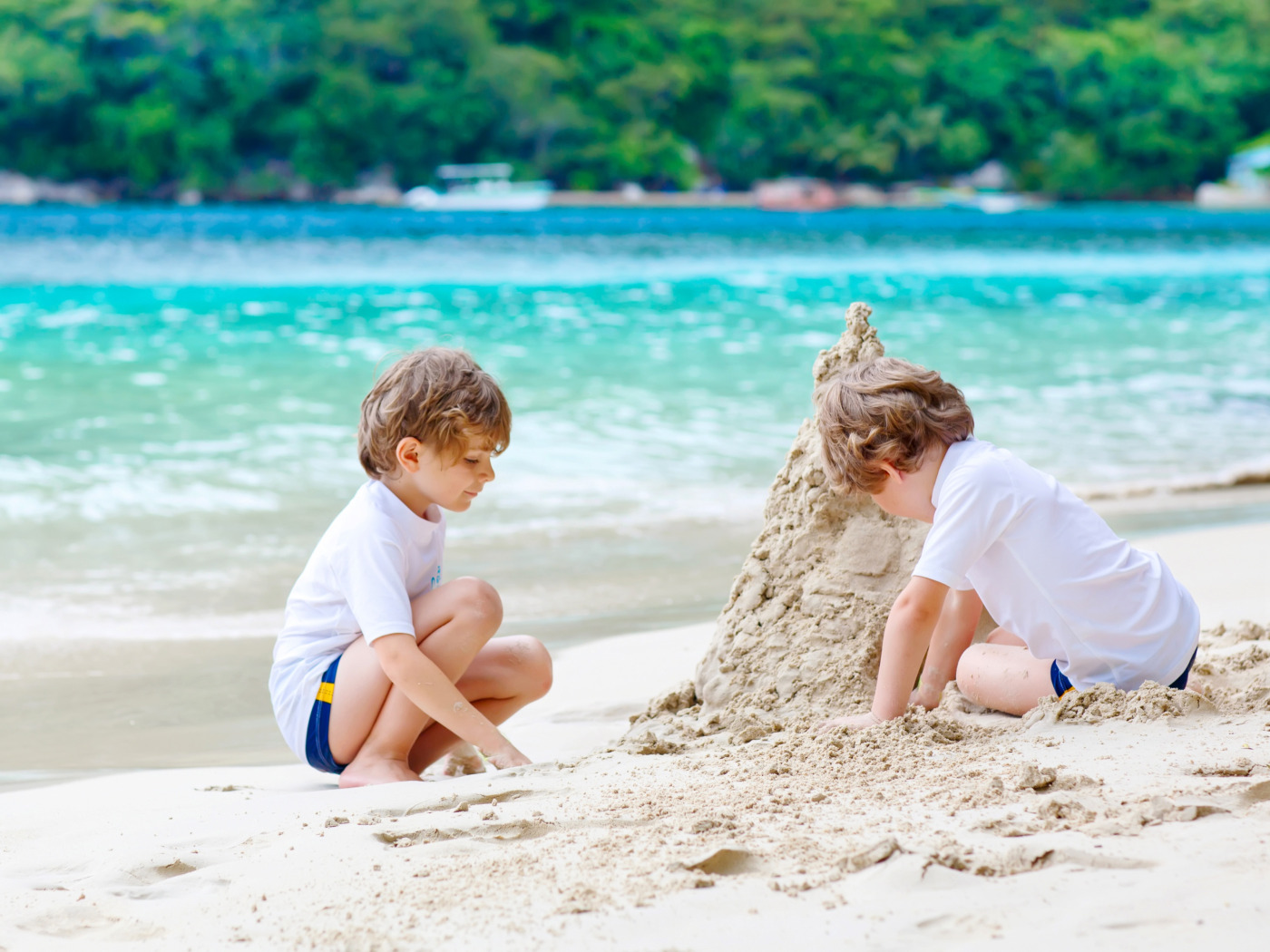 Друзья на море с детьми. Дикий пляж дети с родителями. Дети моря ба. Дети играют с родителями на море в песке.
