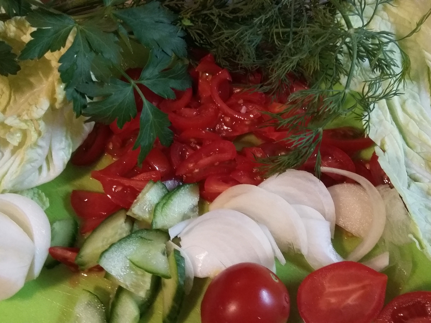 Помидоры с сметаной калорийность. Турецкий салат из помидоров. Ломтики свежих овощей. Салат из помидоров со сметаной. Свежий помидор и зеленый лук.