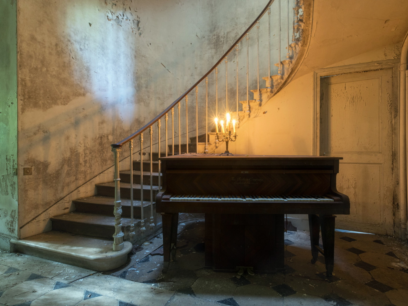 Музыка лестницей. Лестница пианино. Музыкальная лестница. Пианино под лестницей интерьер. Лестница рояль.