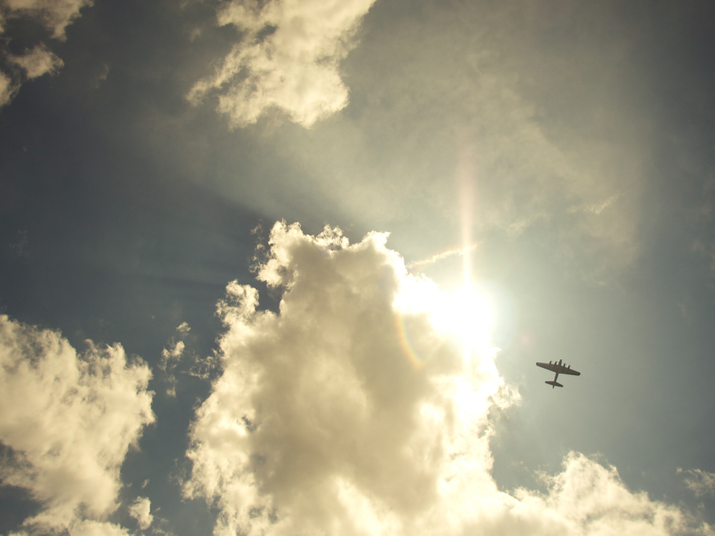 2 июня небо. Самолет в небе. Небо войны. Пейзаж с самолетом. Самолет в облаках.