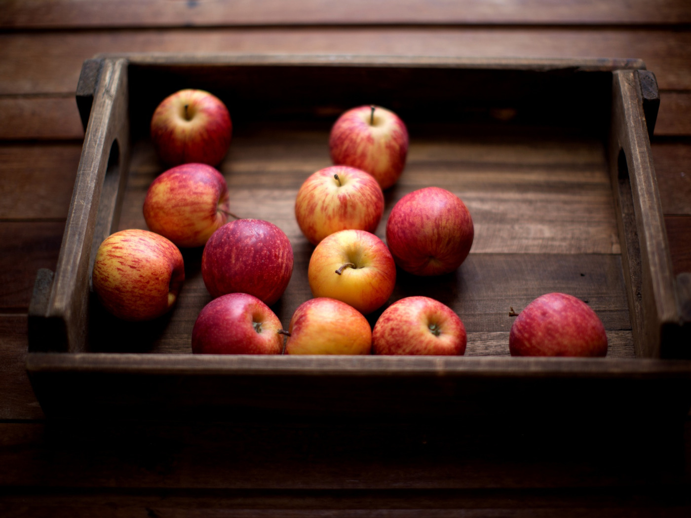 Яблоневая 12. Яблоко на столе. Яблоки обои. Обои на рабочий стол яблоки. Коробка с яблоками.