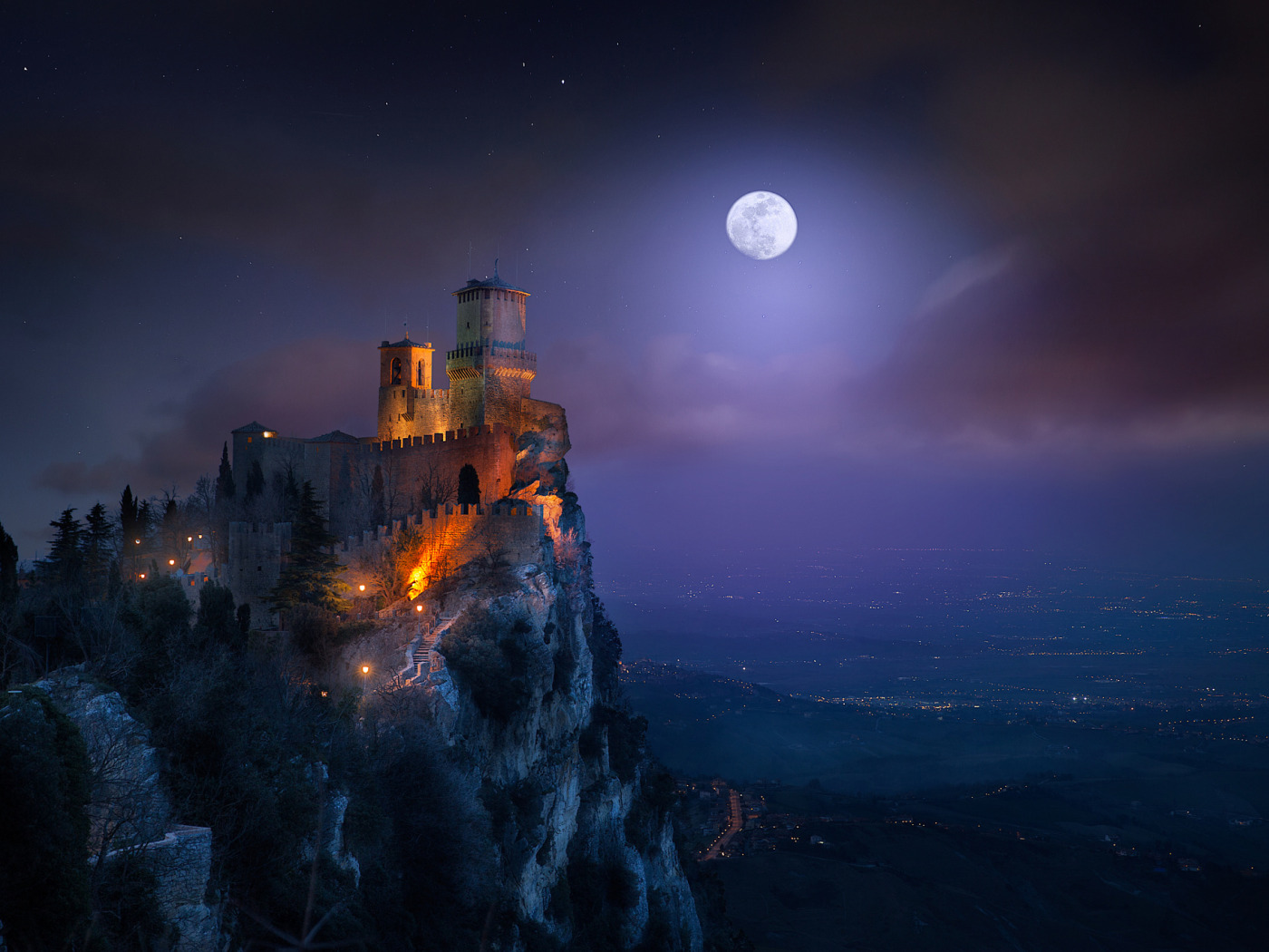 Город полумесяца дом пламени и тени. Башня Гуаита Сан-Марино. Сан-Марино – крепость Гуаита. Замок Дракулы. Красивая ночь.