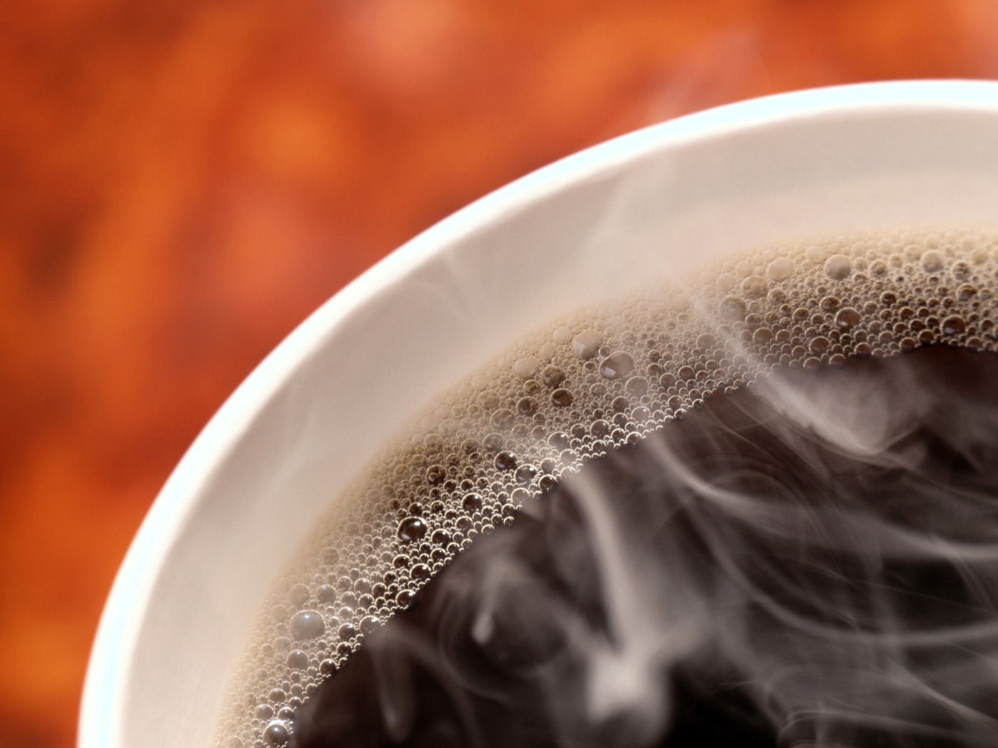 Черный кофе с пенкой. Кофе с пузырьками. Тёмная пенка на кофе. Дымящийся кофе. Доставка горячего кофе