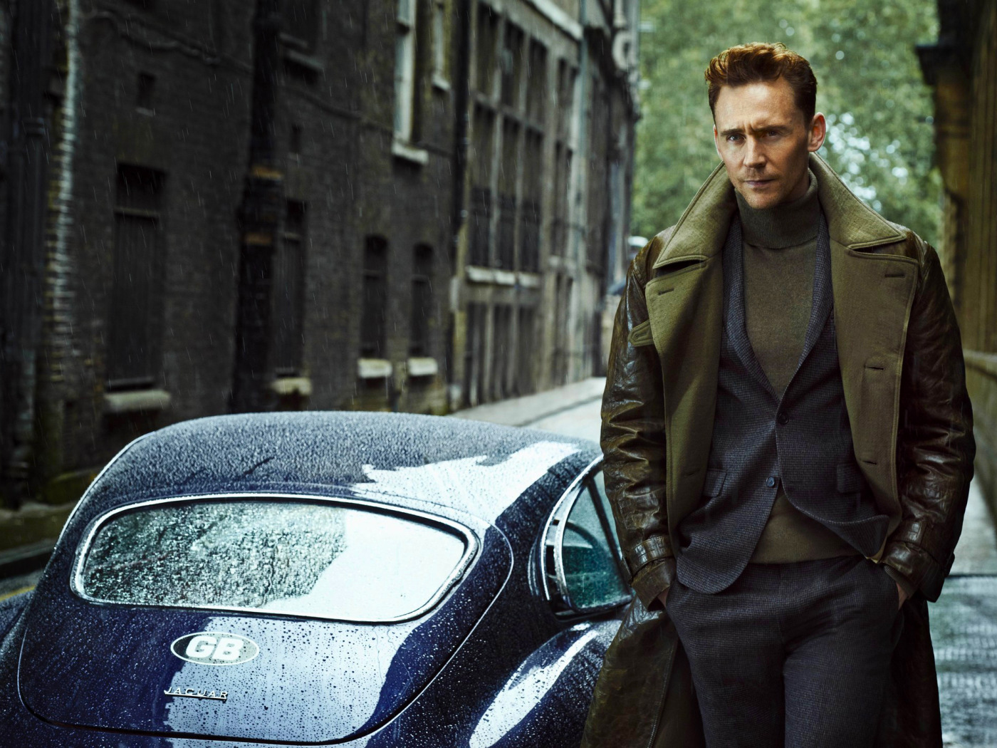 Скачать обои машина, Jaguar, костюм, актер, мужчина, Tom Hiddleston, Том  Хиддлстон, раздел мужчины в разрешении 1400x1050