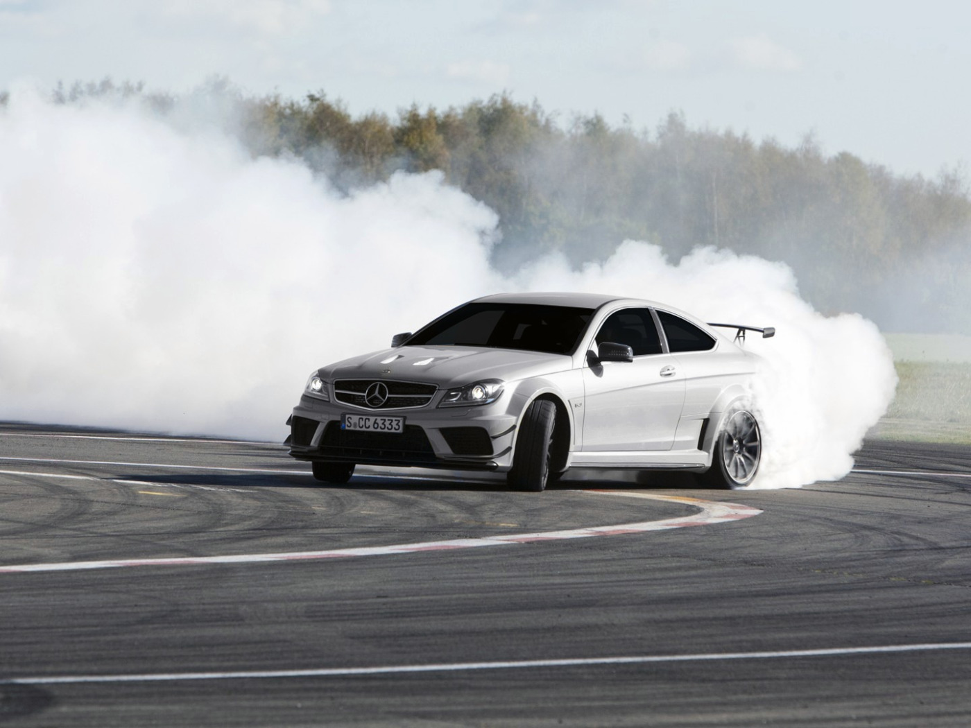 Mercedes drift. Дрифт Мерседес е63. Мерседес АМГ дрифт. C63 AMG дрифт. Мерседес Бенц с63 АМГ дрифт.