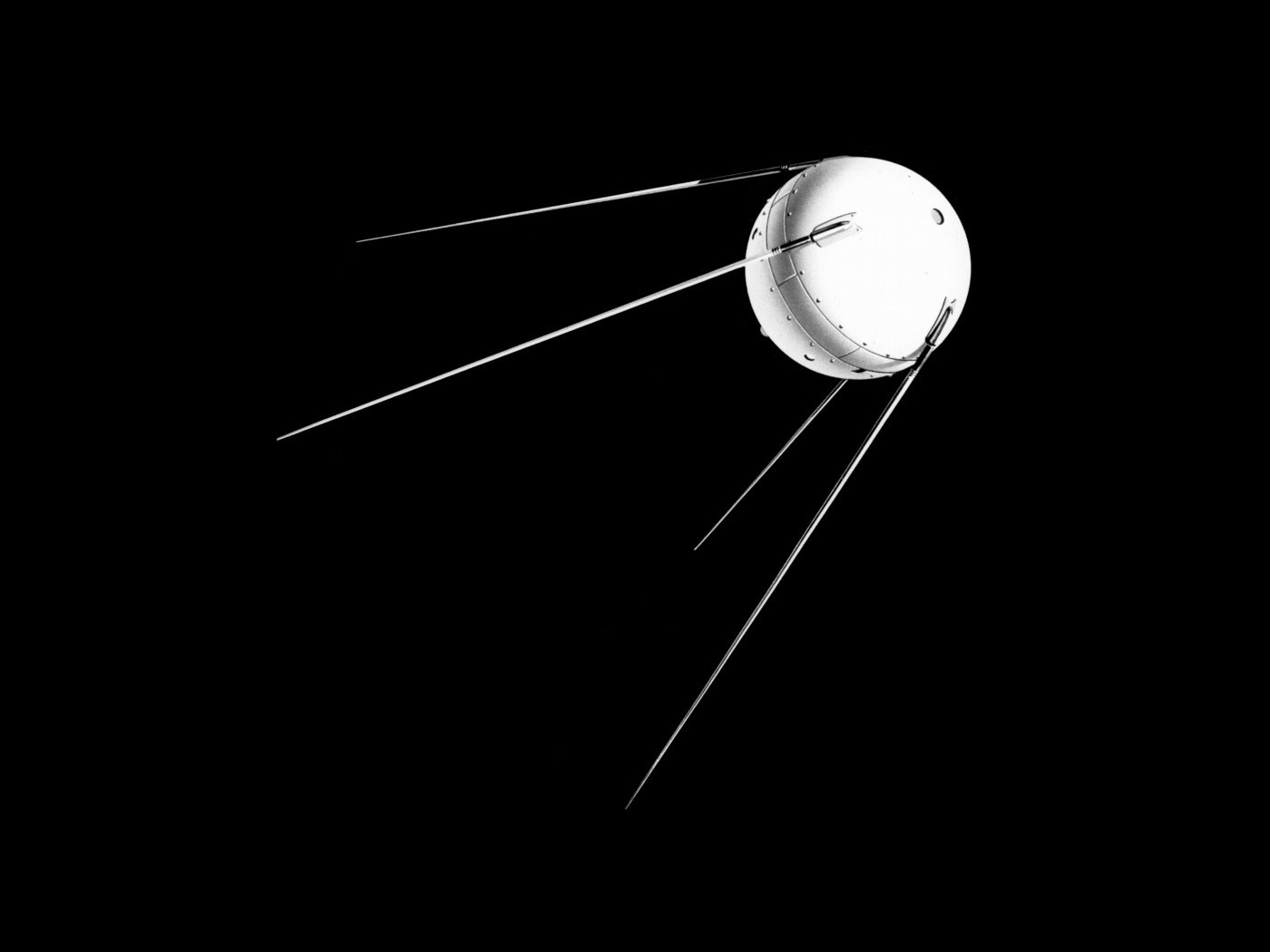 Первый спутник диаметр. Первый Спутник СССР. Первый искусственный Спутник земли 1957. «ПС-1» («простейший Спутник-1»).. Спутник СССР 1957.