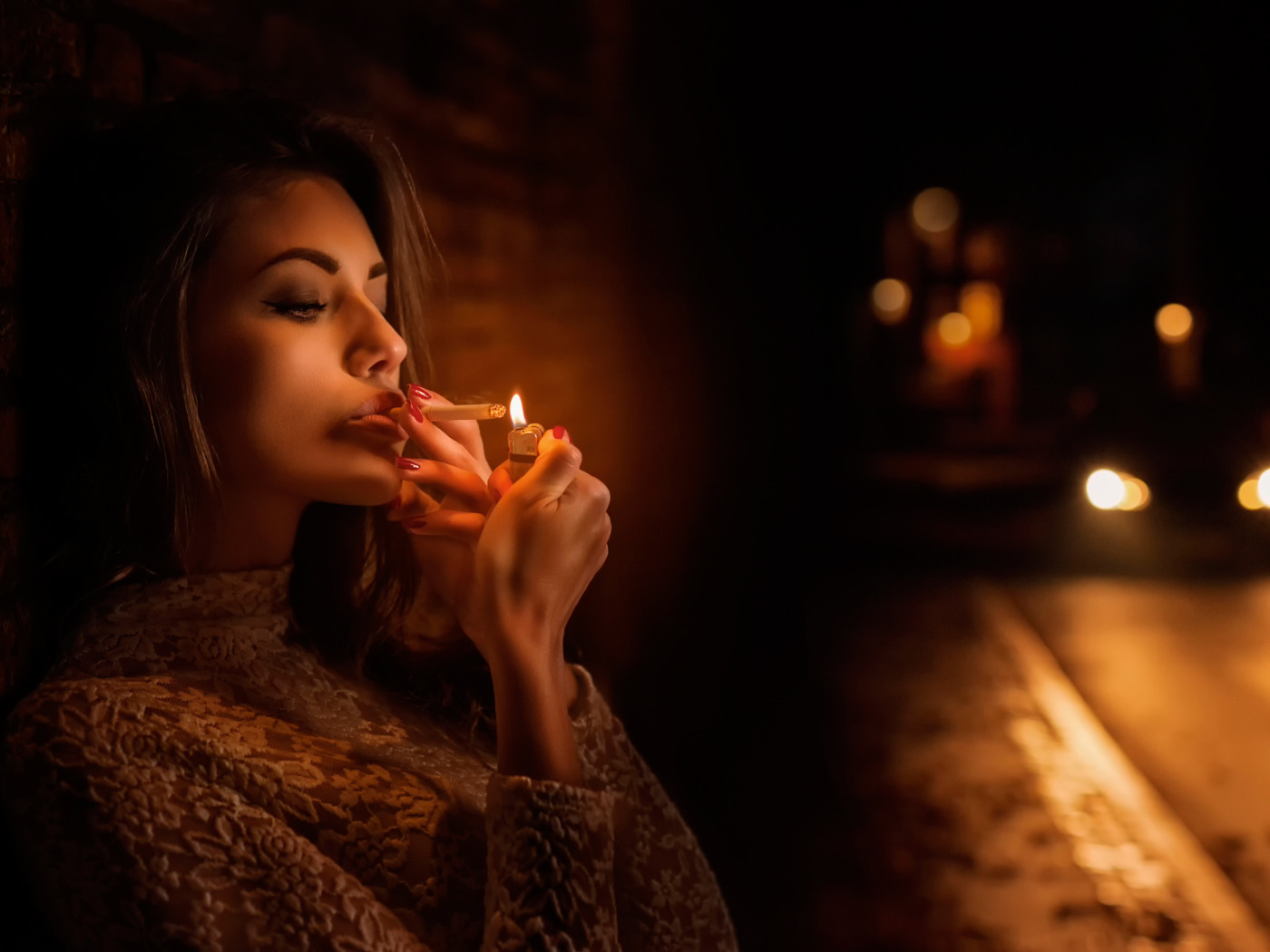 Песня ночь сигарета. Женщина в ночи. Девушка курит. Девушка с сигаретой. Красивая девушка с сигаретой.